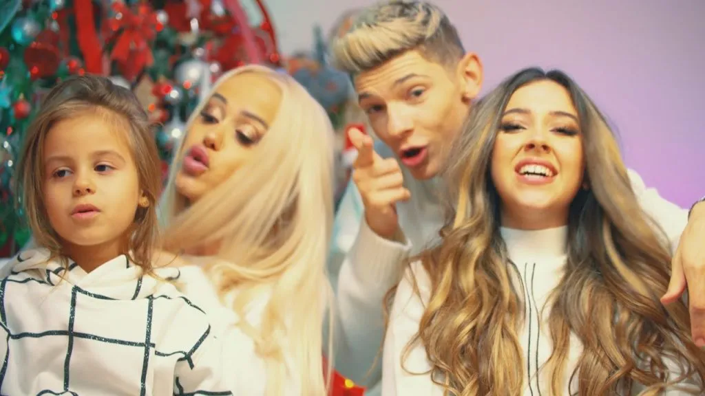 Colaborare speciala Anda Adam, Evelin, BiBi si Antonio Pican la videoclipul piesei „De Craciun”