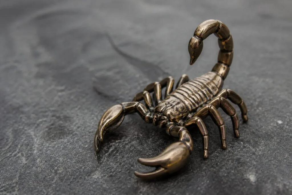 Scorpion din metal pe fundal gri