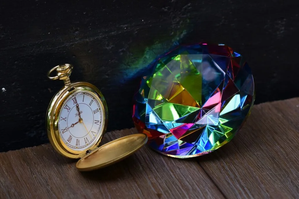 Ceas auriu și cristal multicolor